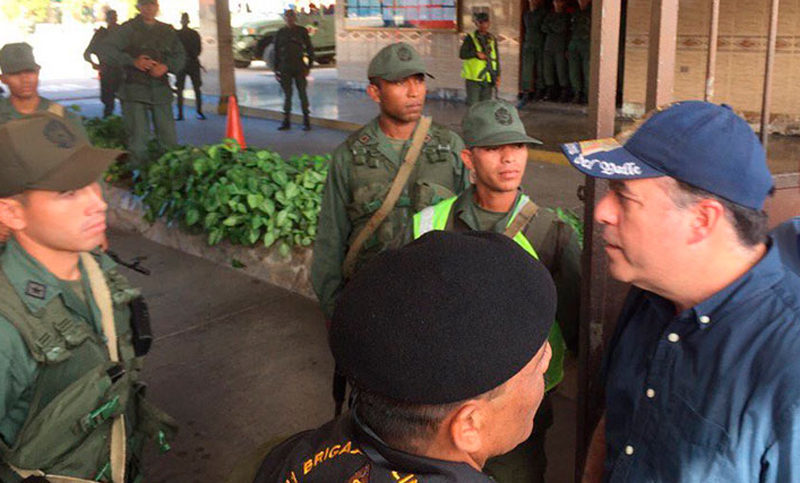 La oposición venezolana visitó cuarteles y le pidió a los militares que se “rebelen”