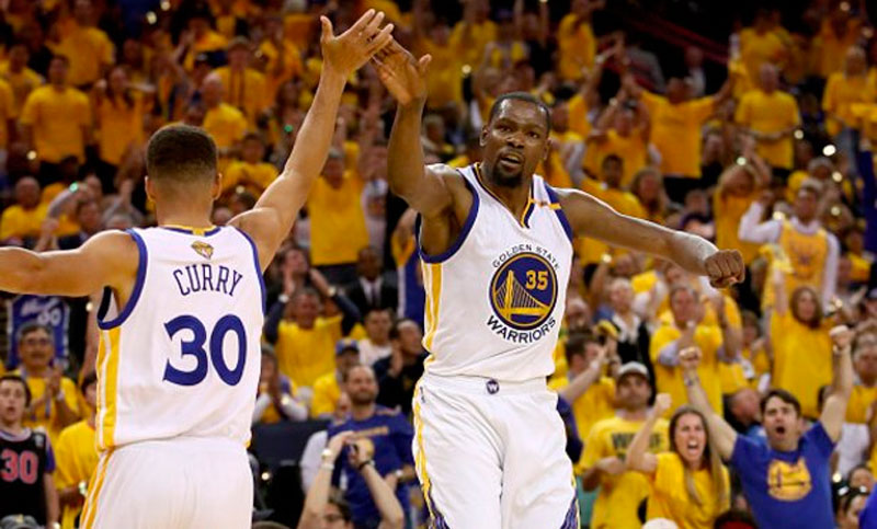 Warriors se adelantan en la final, gracias a Curry y Durant
