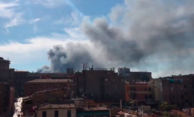 Una gran columna de humo encendió las alarmas del Vaticano