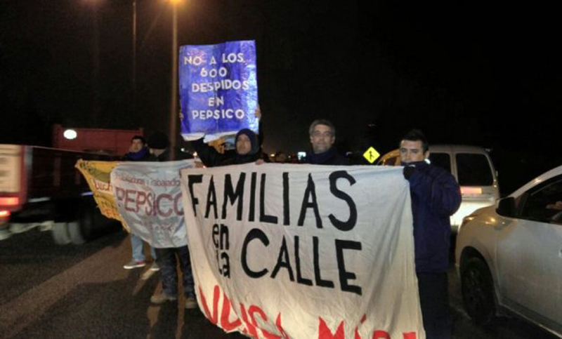Trabajadores cortan Panamericana por el cierre de la planta de Pepsico