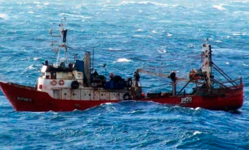 Intensa búsqueda de tripulantes desparecidos tras hundimiento de pesquero