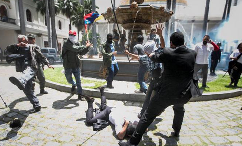 Capriles afirmó que el ataque al Palacio Legislativo fue planificado