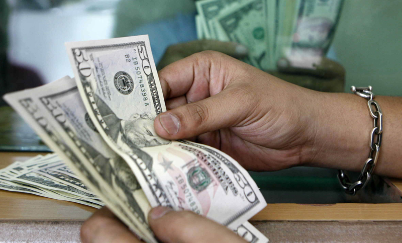 El dólar cedió un centavo y cerró a la baja por tercer día consecutivo