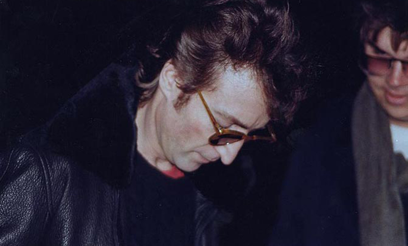 Ponen en venta el disco que John Lennon firmó a su asesino antes de morir