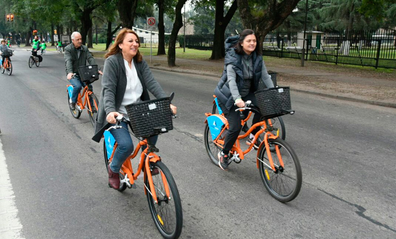 La intendenta inauguró cinco nuevas estaciones de «Mi bici, tu bici»