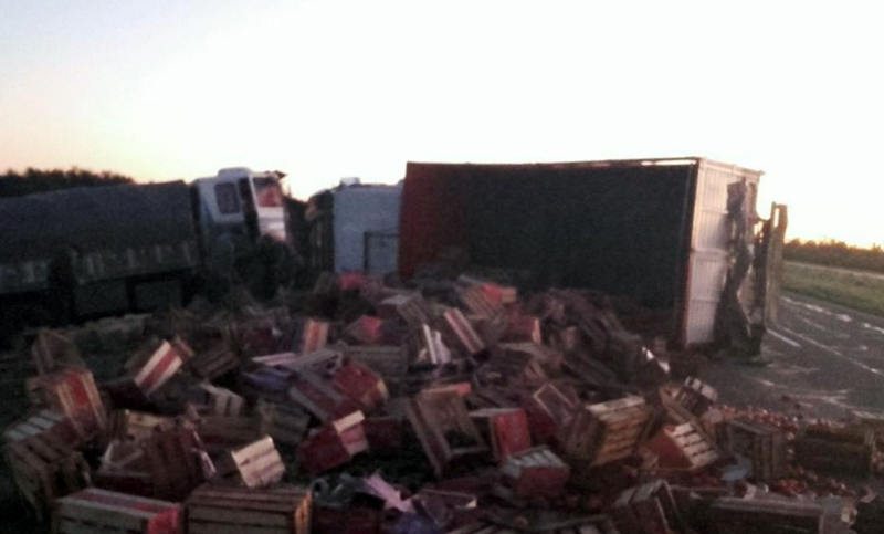 Autopista Rosario-Santa Fe: chocaron dos camiones y se desparramaron tomates