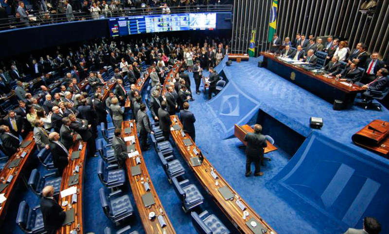 Brasil: Senado aprobó polémica reforma laboral y le dio aire a Michel Temer