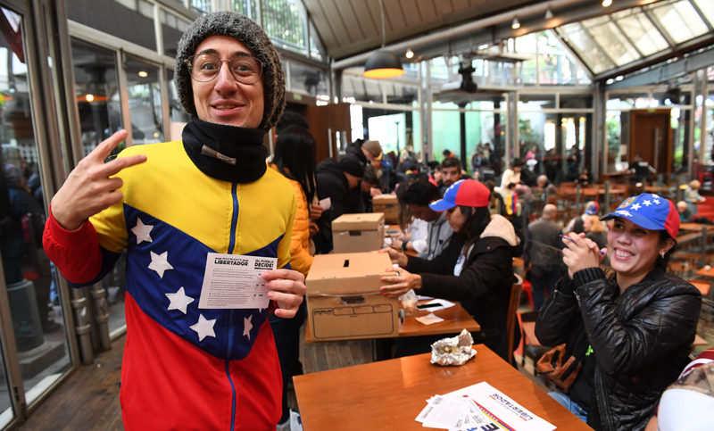 Masiva participación de venezolanos en Argentina en la consulta contra Maduro