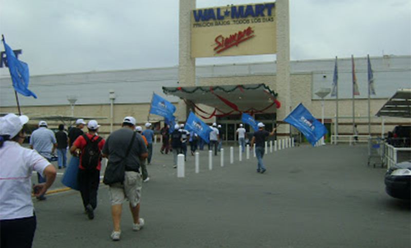 Denuncian que Walmart utiliza despidos para intimidar al resto de los empleados