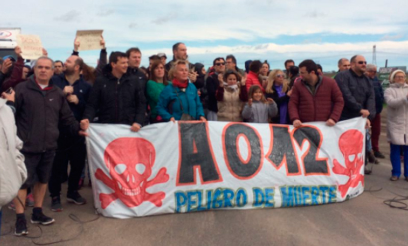 Vecinos de Tierra de Sueños protestaron sobre la AO12 por mayor seguridad vial