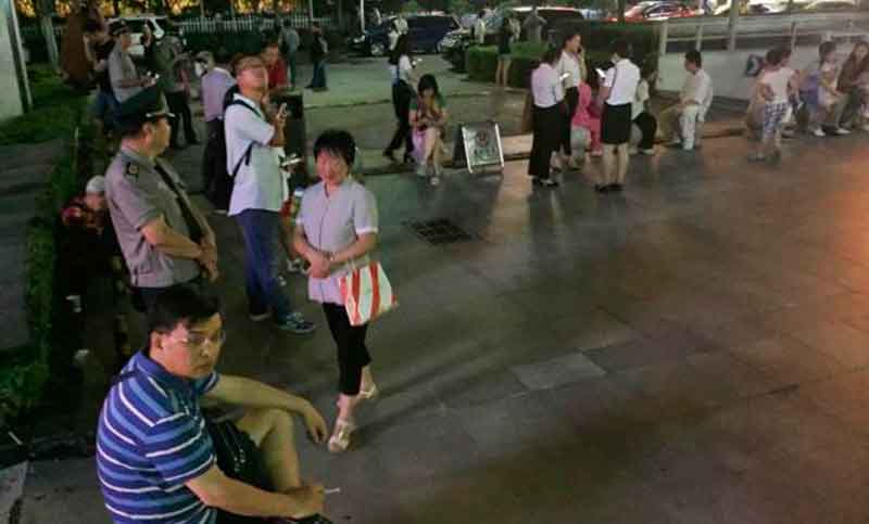 Autoridades chinas temen un centenar de muertos y miles de heridos por terremoto