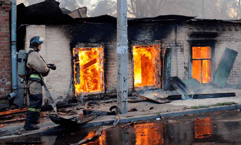 Un incendio en el sur de Rusia calcinó 25 casas y dejó al menos 20 heridos