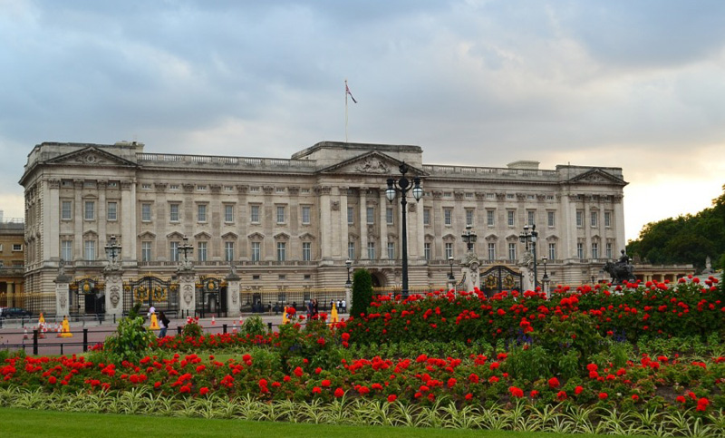 Londres: hombre detenido tras atacar a policías frente al Palacio de Buckingham