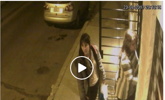 Impactante video de un robo a madre e hija en la puerta de su casa
