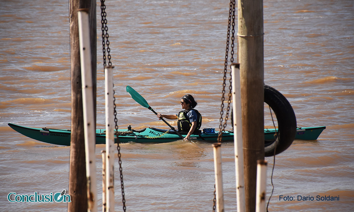 Un bote, un remo y la pasión por el deporte en las aguas del Paraná