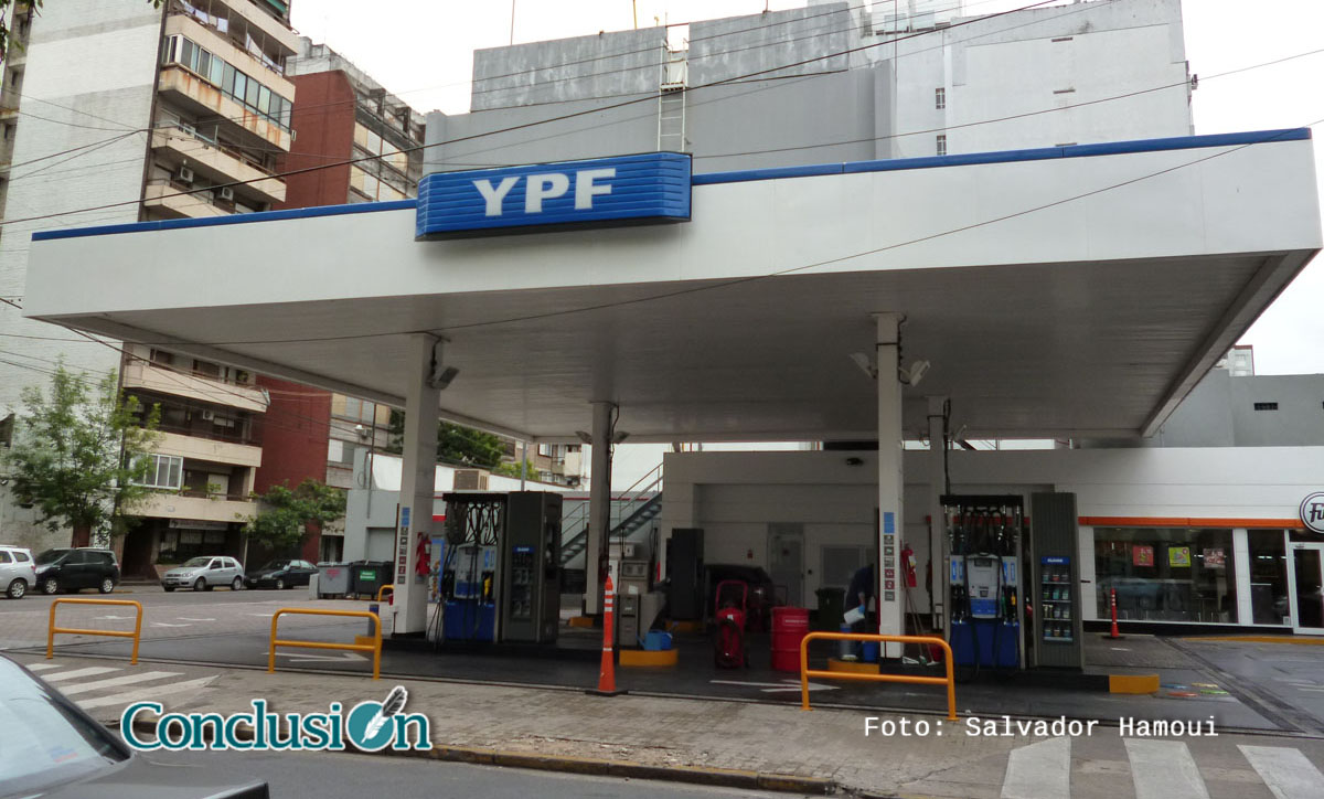 Mientras Shell crece, YPF está cayendo en la venta al público