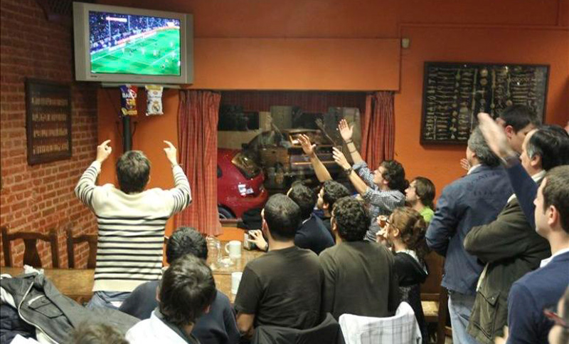 Fútbol codificado: bares rosarinos esperan mayor concurrencia de gente