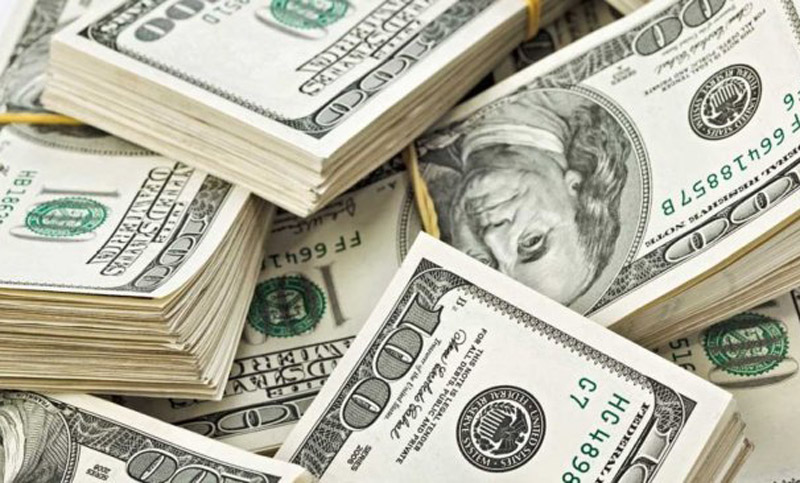 El dólar retrocedió 10 centavos por mayor oferta de divisas de exportadores