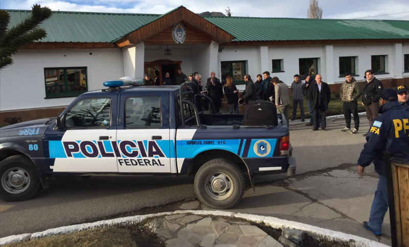 Allanan las instalaciones de Gendarmería en Esquel por la desaparición de Maldonado