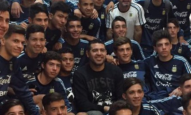 Riquelme dio una charla a los seleccionados juveniles de Argentina