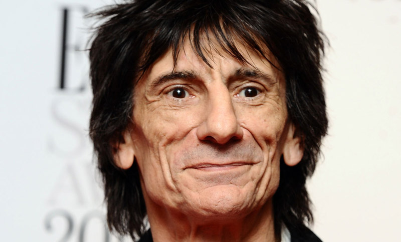El guitarrista de los Rolling Stones, Ronnie Wood revela que tuvo cáncer de pulmón