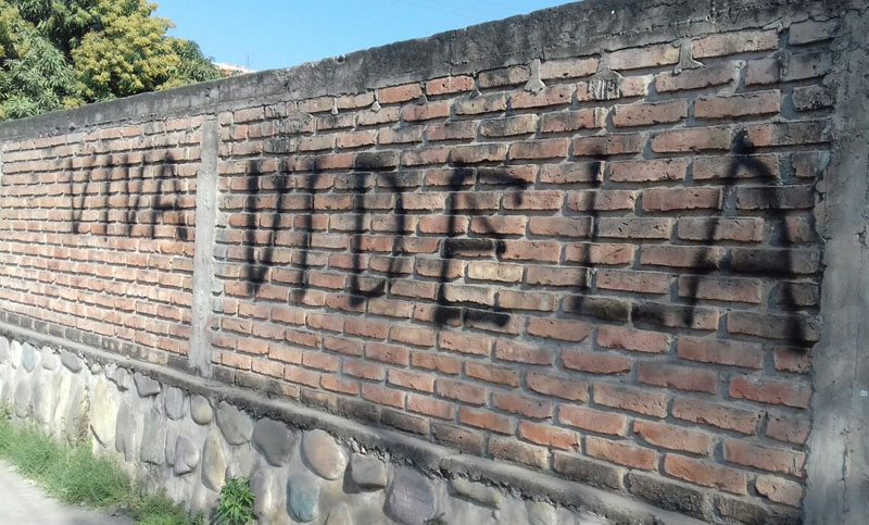 Aparecieron pintadas en escuelas de Jujuy en favor de Videla