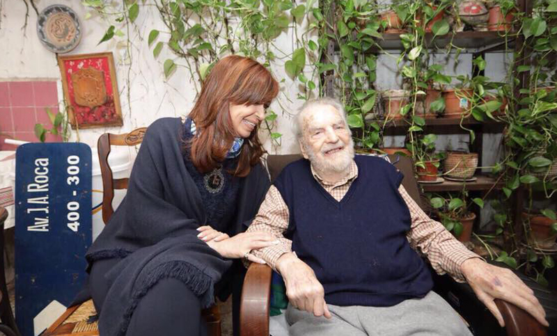 Cristina Kirchner se reunió con Osvaldo Bayer para analizar la realidad del país