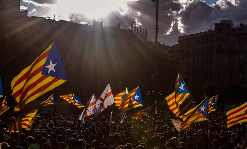 Cataluña lanza campaña del referéndum en clima de alta tensión con Madrid