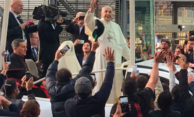 «Gracias por el esfuerzo que han hecho»: primeras palabras del Papa en Colombia