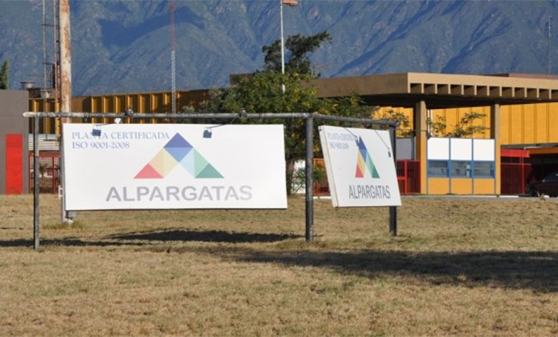 Amenazan cerrar una planta de Alpargatas y temen por los puestos de trabajos