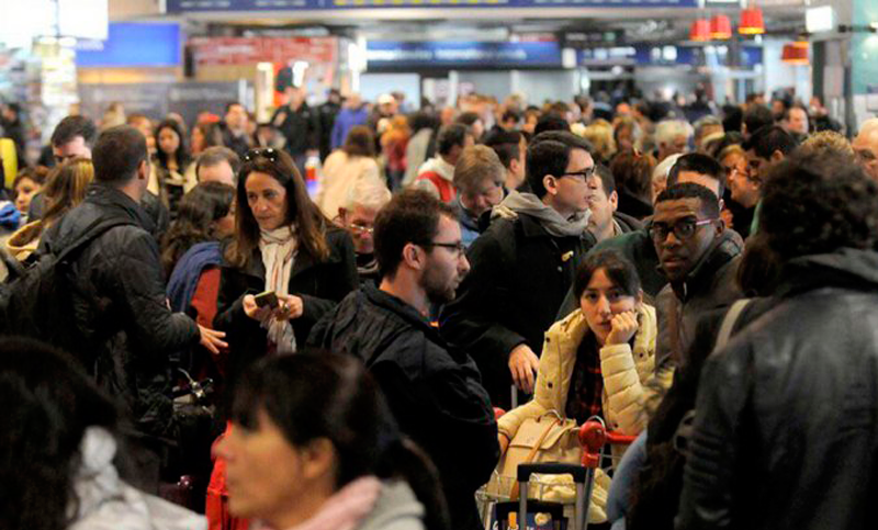 Caos mundial: se cayó el sistema de check-in y hay miles de pasajeros demorados