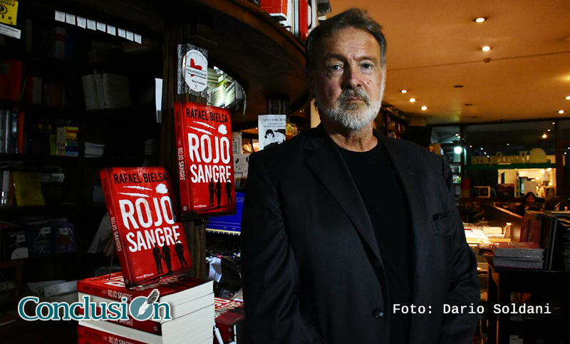 Rafael Bielsa presentó su nueva novela: Rojo sangre