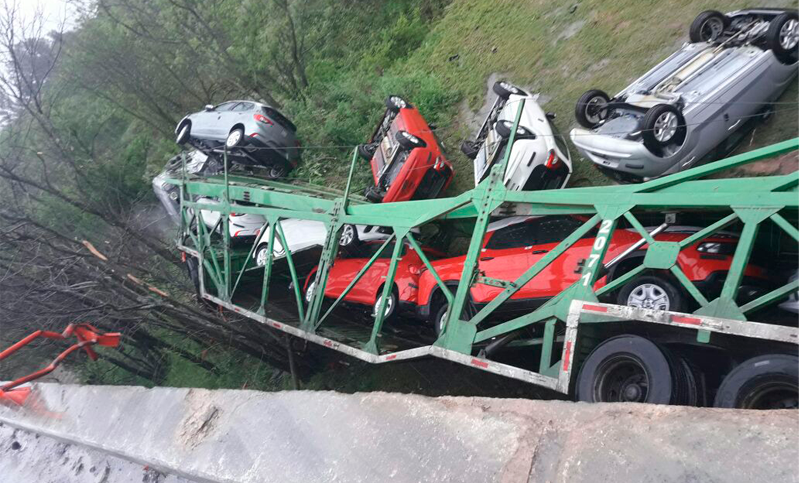 Desbarrancó un camión mosquito y los autos quedaron al borde de caer al río