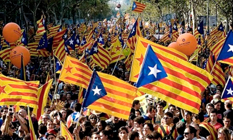 Los alcaldes de Cataluña dan muestras de unidad en un acto a favor del referéndum en Barcelona
