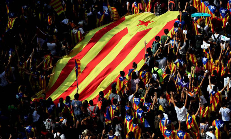 Masiva protesta estudiantil en Cataluña para defender el referéndum