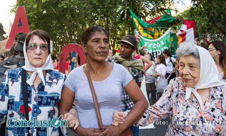 Elsa Godoy, madre de Franco Casco, marcha con las Madres de Plaza de Mayo de Rosario pidiendo justicia. Elsa falleció sin saber que pasó con su hijo.