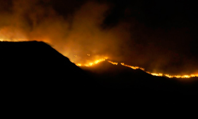 Bomberos luchan sin parar contra el fuego en las sierras de Córdoba