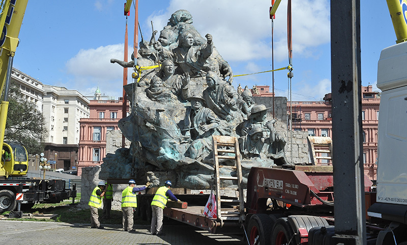 Remueven monumento de Juana Azurduy a la plaza del Centro Cultural Kirchner