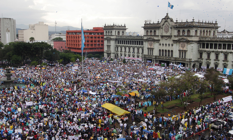Miles de guatemaltecos marchan por la renuncia del presidente Jimmy Morales