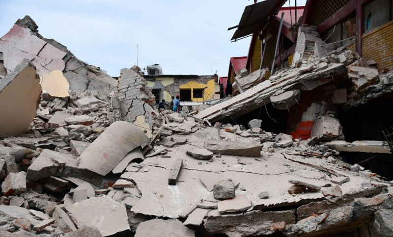 Aumentan a 65 los muertos por el sismo en México