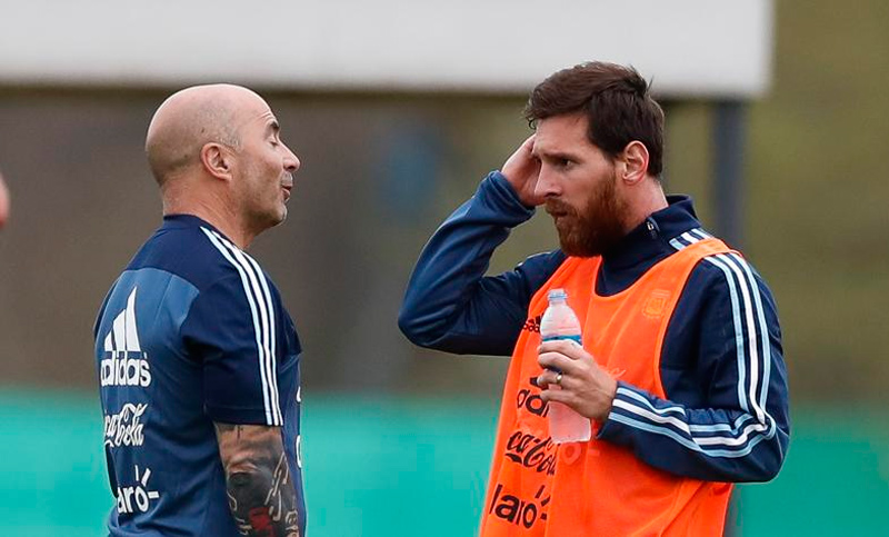 Sampaoli se reunió con Messi en Barcelona, de cara a la doble fecha