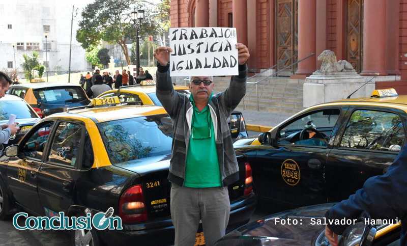 Taxistas se movilizaron en reclamo de igualdad por licencias