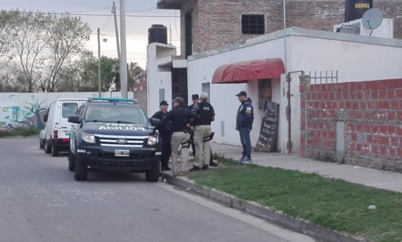 Allanamientos: 9 detenidos, secuestro de armas, droga y aves silvestres en barrio Tiro Suizo