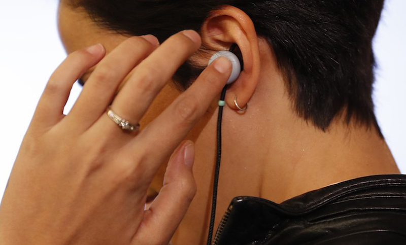 Presentan auriculares que pueden traducir 40 idiomas en tiempo real