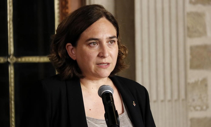 La alcaldesa de Barcelona pide renunciar a la declaración de independencia de Cataluña