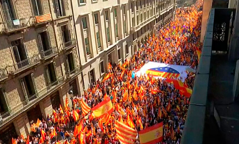 Barcelona se llena de banderas españolas en una marcha contra la independencia