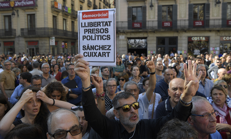Miles de personas protestan en Cataluña contra la encarcelación de dos de sus líderes