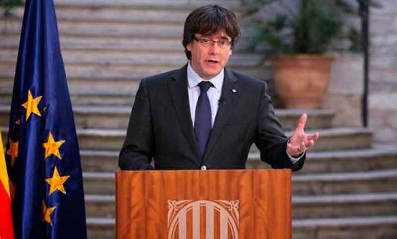 Puigdemont no acata su destitución y llama a defender la secesión