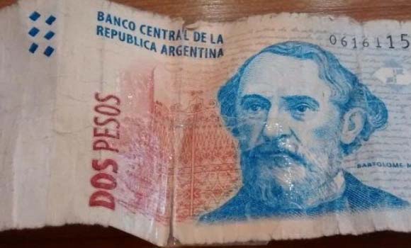 Los billetes de 2 pesos saldrán de circulación en abril del año que viene