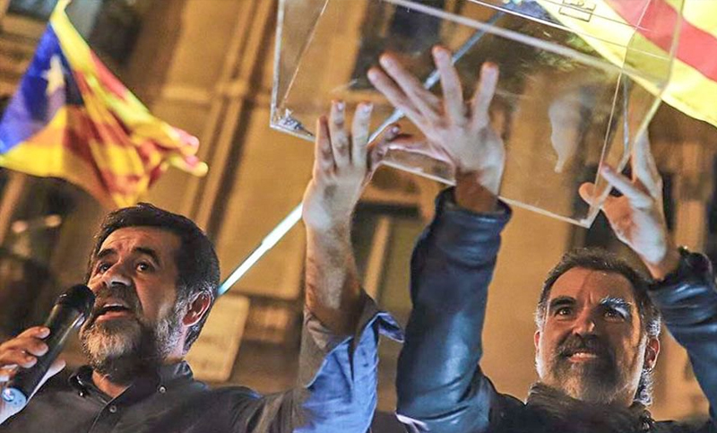 Ordenan prisión a dos líderes independentistas en medio de la crisis en Cataluña